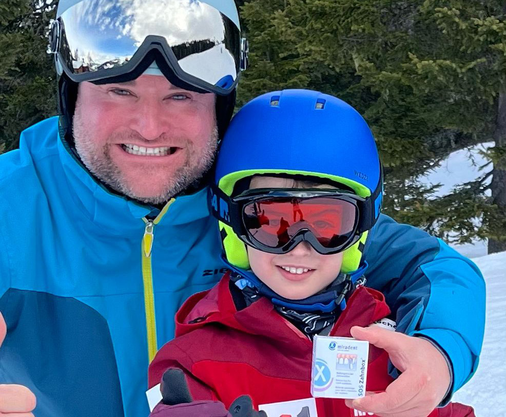 Vater und Sohn beim Schifahren mit Zahnbox